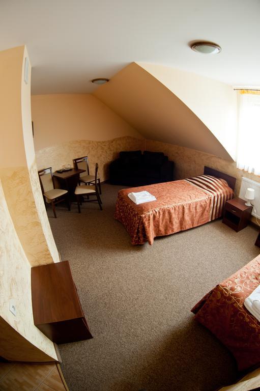 Hotel & Restauracja Okraglak Checiny  Bilik gambar