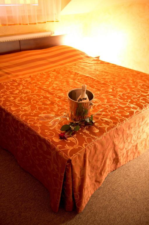 Hotel & Restauracja Okraglak Checiny  Bilik gambar