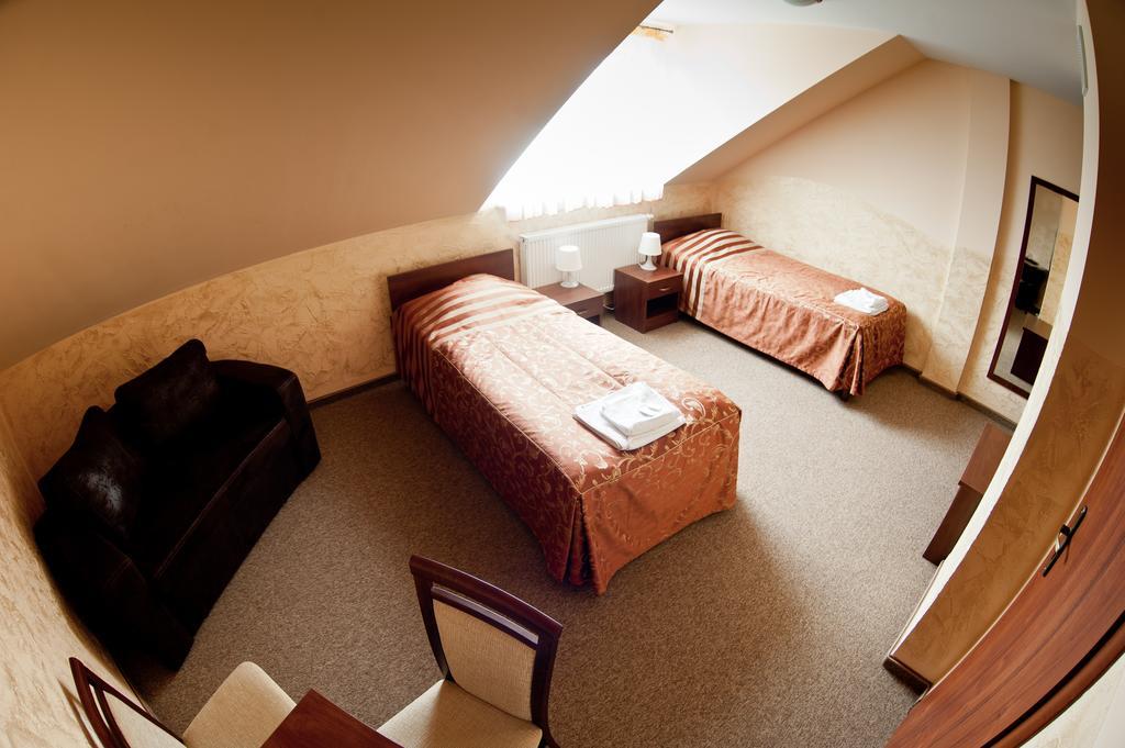 Hotel & Restauracja Okraglak Checiny  Bilik gambar